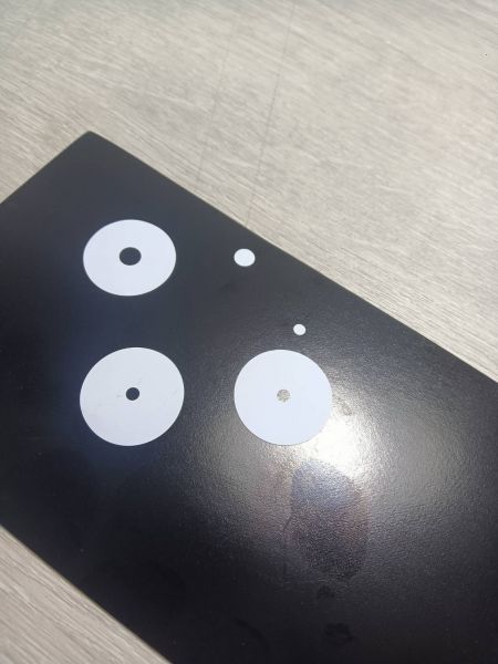 Laser DUV micro-taglio e micro-foratura di film sottili